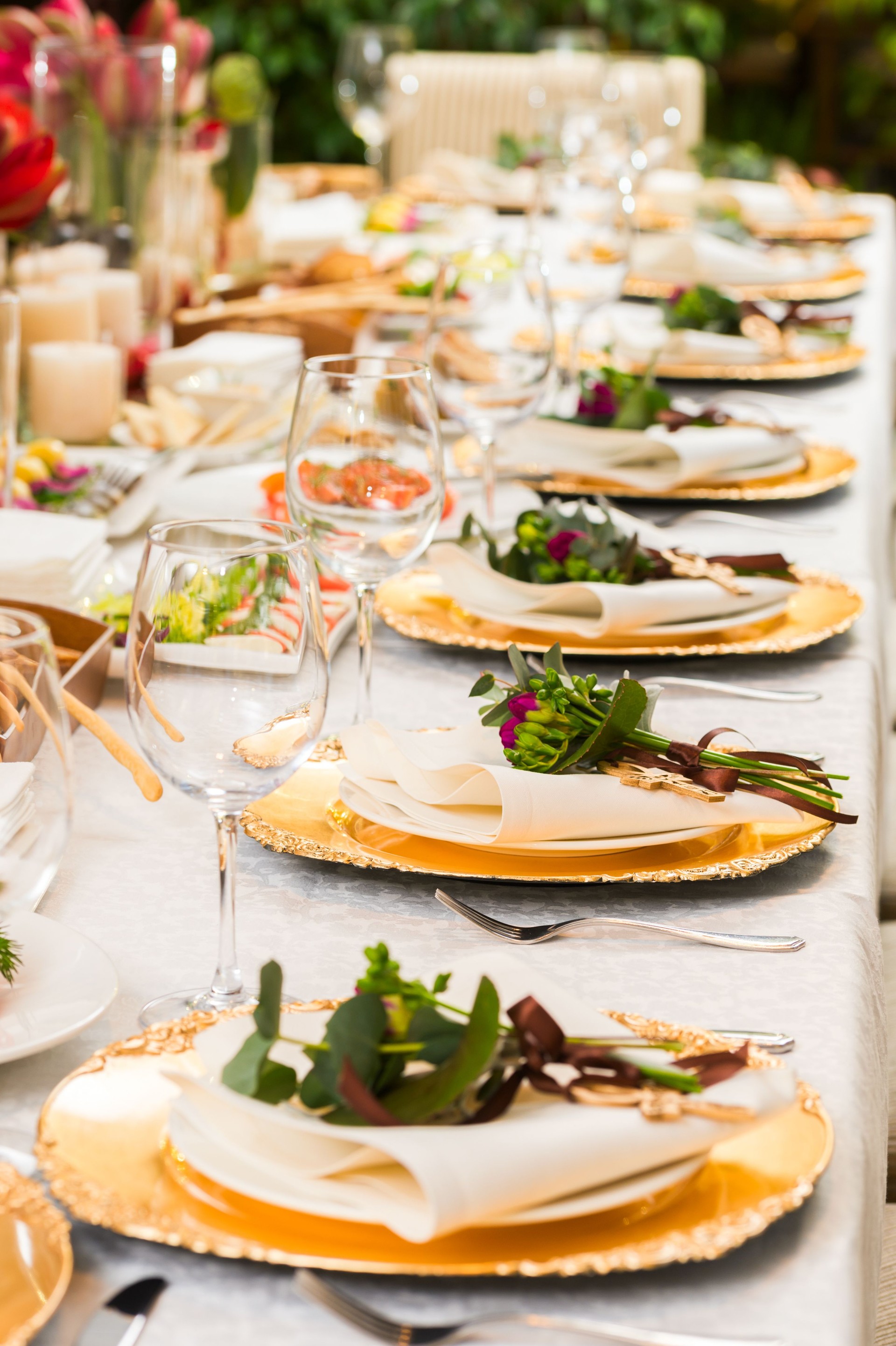 Decorated plates on the banquet table
